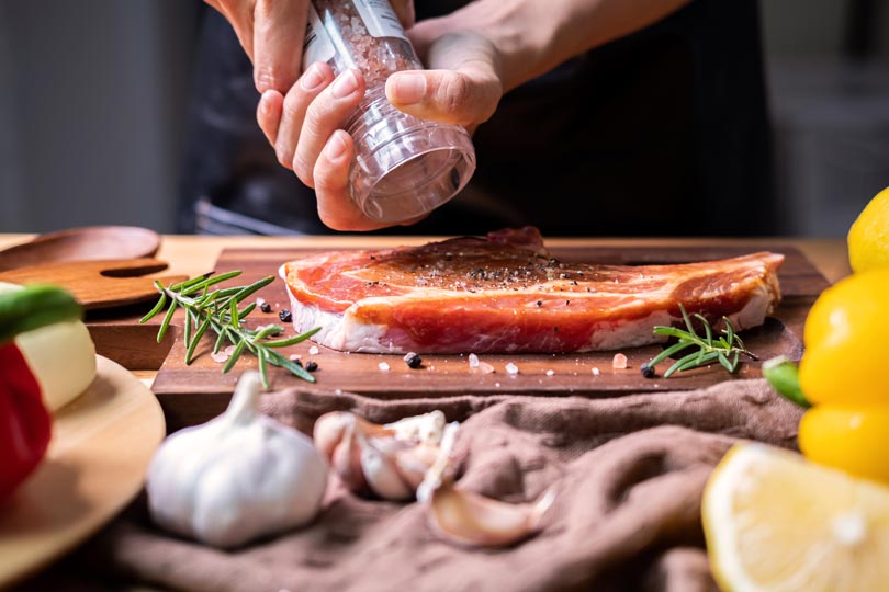 nos chefs préparent leurs aliments avec les meilleurs épices et condiments