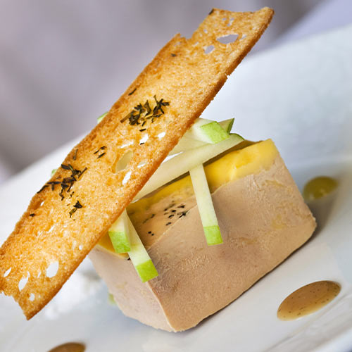 le foie gras servi a la table de 3 est issu des productions locales